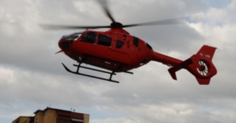 Nuk ndjehej mirë teksa po notonte në Ksamil/ 37-vjeçari transportohet me helikopter drejt Tiranë