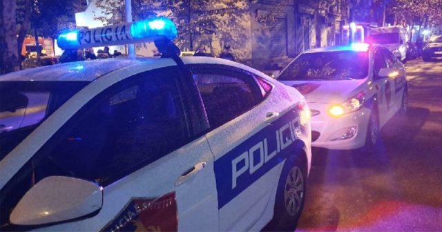 Sherr në Tiranë, të rinjtë sulmojnë një person me shkopinj bejzbolli. I riu shtrohet me urgjencë në gjendje të rëndë (EMRI)
