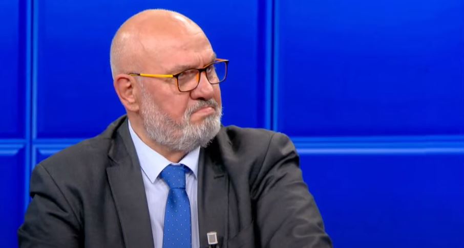 Prapaskenat e vizitave ‘VIP’ në burgje/Avokati zbulon detajet e forta: Marrin ndihmë nga brenda për futjen e telefonave