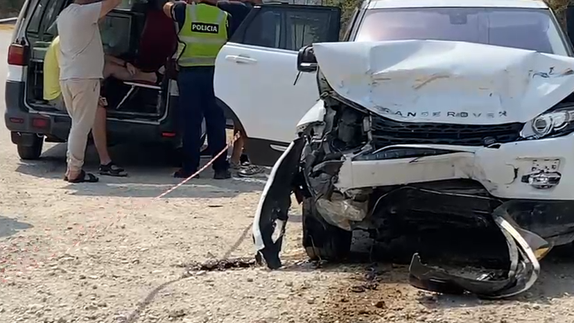 Aksident tragjik në ‘kthesën e Luftinjës’, policia: Mjeti i turistëve ukrainas u përplas me atë të çiftit shqiptar. Humbi jetën fëmija 7 vjeç