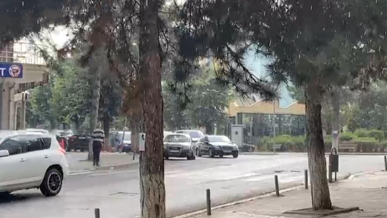 Stuhi ere dhe një vesë e lehtë shiu korriku në këtë qytet, por temperaturat mbeten të larta! Nesër priten reshje