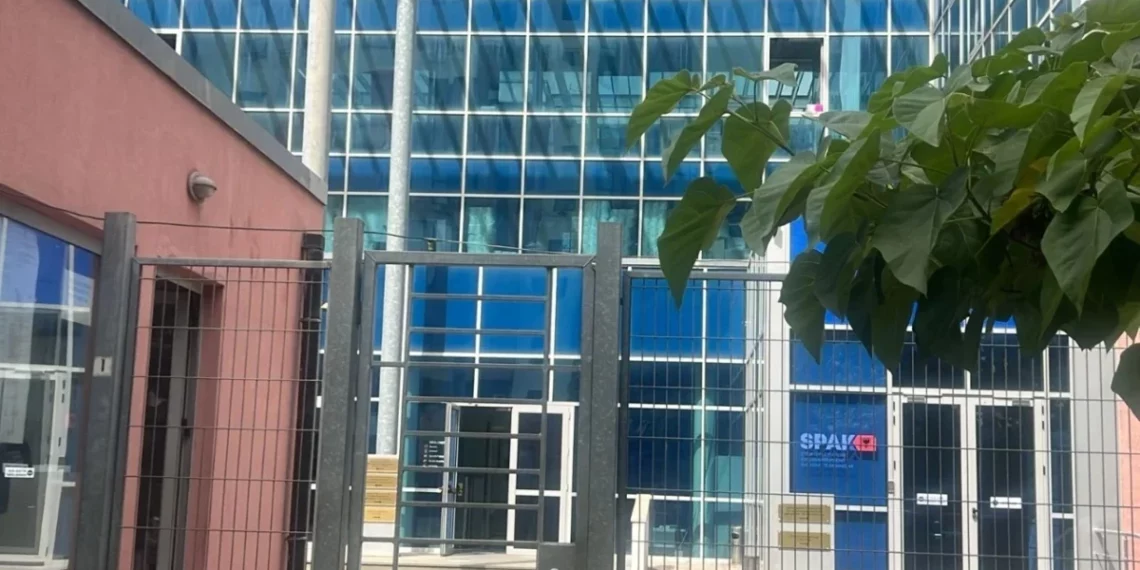 U vu në pranga me urdhër të SPAK, zbulohen bizneset që vlonjati i arrestuar ka në Angli