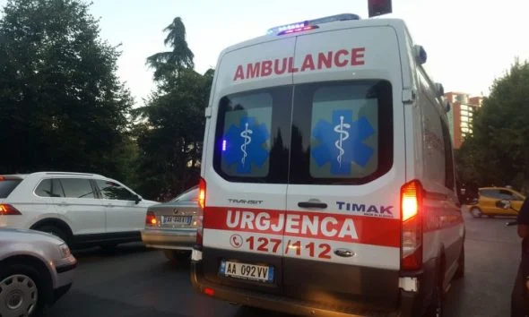 Aksident në Tiranë/ Përplaset një kalimtar, mbetet i shtrirë në rrugë (Detaje)