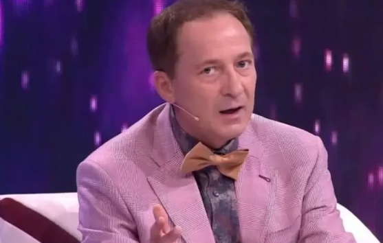 “O mashkull k*rvë…”/ Nuk përmbahet Arjan Konomi, shpërthen në sharje ndaj këtij personi (Video)