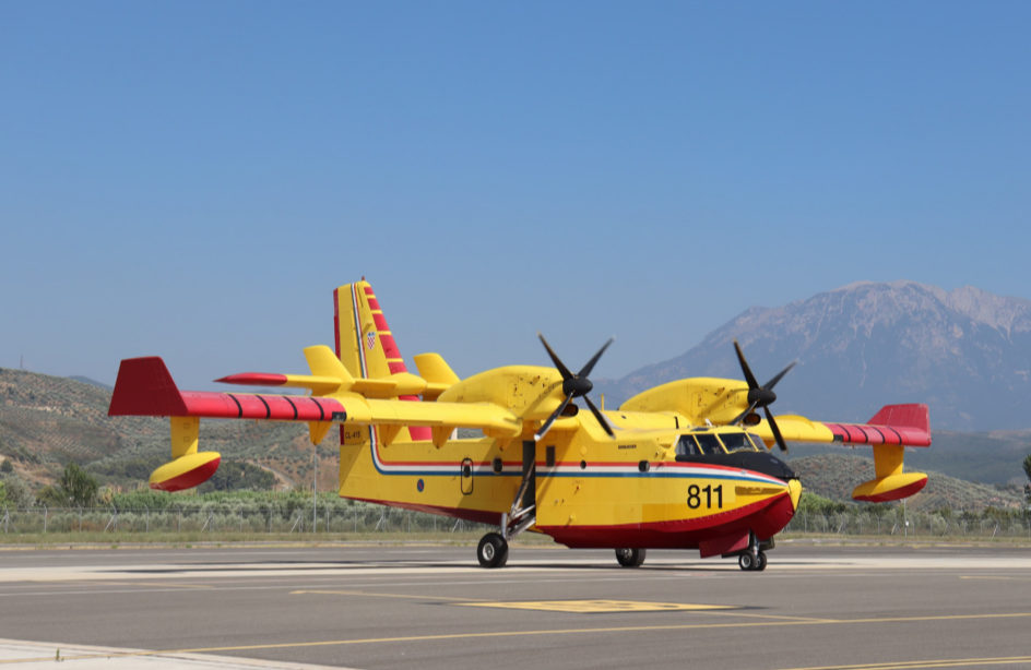 Flakët në jug, avioni “Canadair” niset nga Italia për ndihmë emergjente