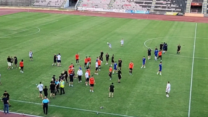 Nisi si miqësore, përfundoi si luftë! Plas grushti në futbollin shqiptar, në fushë futen edhe tifozët (Video)