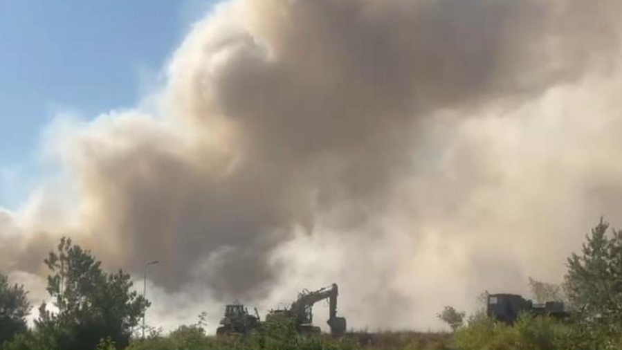 PAMJET/ Vijon prej disa orësh zjarri në landfill pranë inceneratorit të Elbasanit! Retë e mëdhaja të tymit mbulojnë zonën
