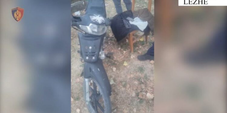 Qarkullonte me automatik me fishek në fole dhe mjet pa targa/ Lezhë, arrestohet 39 vjeçari (Emri)