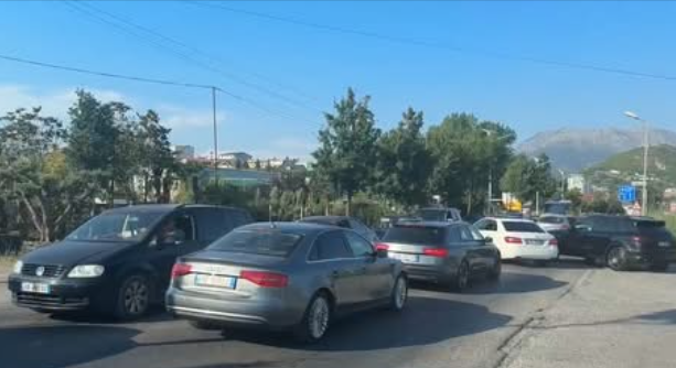 Pushuesit ikin nga plazhi, 15 kilometra trafik në Lezhë