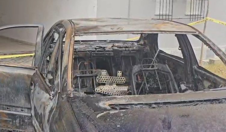 Ndodheshin të parkuara në hyrjen e një pallati, digjen dy makina në Korçë