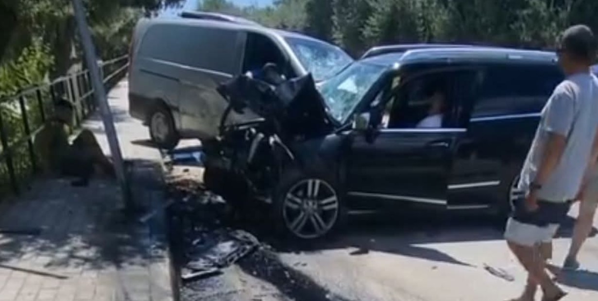 Aksidenti i rëndë ku humbën jetën dy persona, arrestohet drejtuesi i “Benz”, humbi drejtimin e mjetit dhe… Si është gjendja e të plagosurve