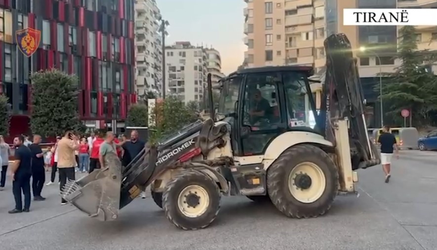 Kishin zënë hapësira publike përreth stadiumit “Arena Kombëtare”, policia sekuestron tavolinat, karriget dhe vazot! Nisin hetimet për 7 administratorët e lokaleve