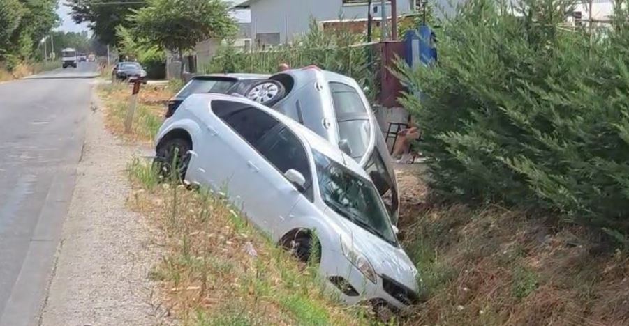 Aksident në aksin rrugor Fier-Berat/ Makinat ‘parkohen’ në kanal