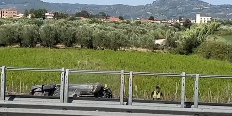 Aksident i frikshëm/ Automjetit i çahet goma dhe përfundon në kanal, një i plagosur rëndë