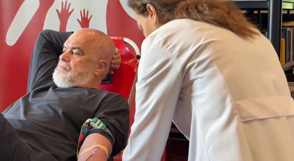 Kryeministri Rama dhuron gjak në godinën qeveritare dhe bën apelin: Përveçse jepni kontribut të vyer, ju rinon dhe rigjeneron