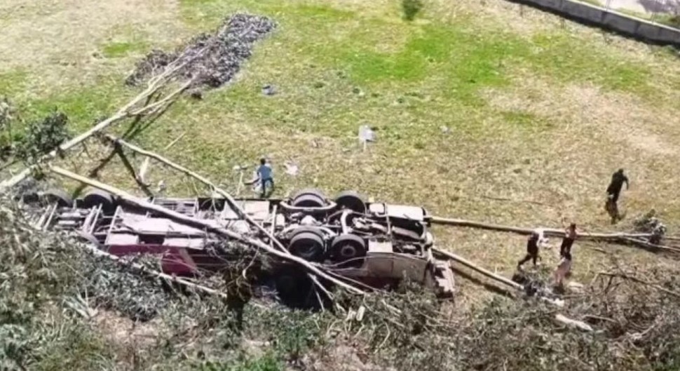 Bota/ Autobusi me 60 pasagjerë bie në humnerë, 15 viktima dhe dhjetëra të plagosur