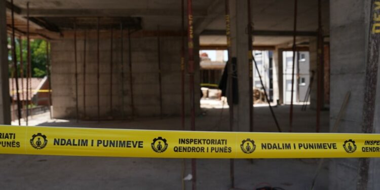 Ra nga çatia e ndërtesës ku po punonte, ndërron jetë 40-vjeçari