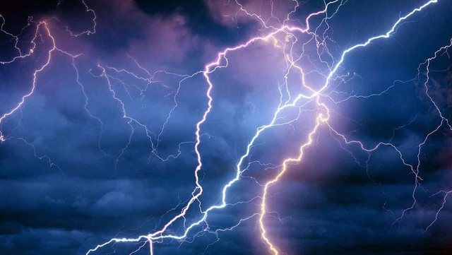 Italia Qëndrore tronditet nga stuhitë/ 27 mijë rrufe për 12 orë, qytete pa energji dhe pemë të rrëzuara