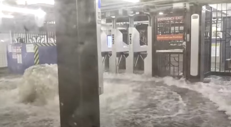 Kaos në New York/ Metroja zhytet nën ujë, qytetarët të bllokuar në stacione