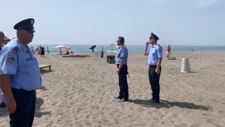 Aksion në Currila, sekuestrohen mbi 90 sete çadrash dhe shezlongësh të vendosura pa leje