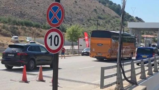 ‘Shko merr 150 euro dhe mos bërtit se ta çova 200’! Korrupsioni në Qafë-Botë, si doganieri i kërkoi para shqiptarit!
