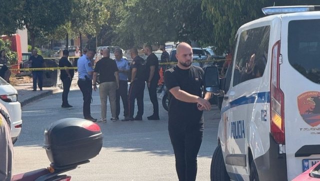 Plagosja e dyfishtë në Sarandë, në çantën e njërit prej tyre gjendet një armë zjarri. Në vendngjarje 4 gëzhoja