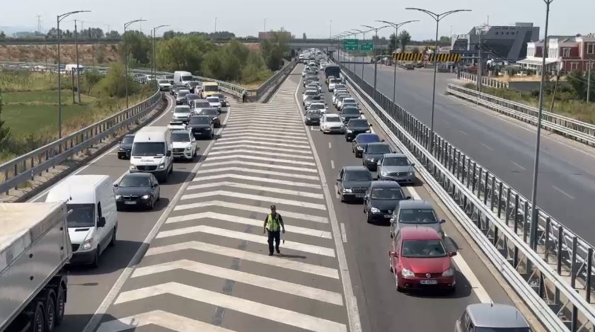 Bllokimi i urës së vjetër në Milot shkakton kaos në qarkullimin rrugor drejt veriut dhe zonave turistike