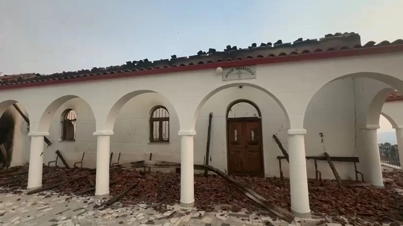 Zjarri djeg kishën e saporestauruar në Lefterohor të Delvinës, flakët përfshijnë edhe varrezat e fshatit
