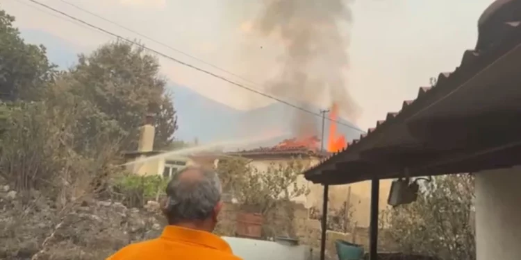 “S’ka asnjë zjarrfikës këtu”/ Shtëpia merr flakë në Lefterhor, banorët tentojnë ta fikin