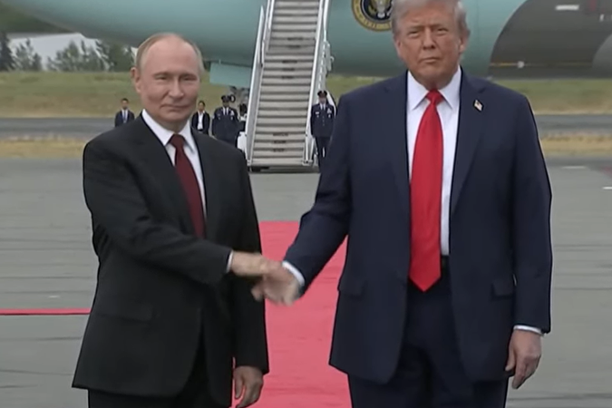 Trump ‘ia fluturon’ mbi kokë Putinit avionët amerikanë F-22 dhe një bombardues B-2 gjatë takimit në Alaskë (Video)