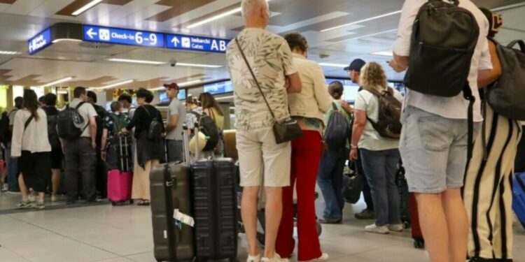 Skandal/ Djalit 10-vjeçar i skadon pasaporta, prindërit e braktisin në aeroport për të mos humbur fluturimin