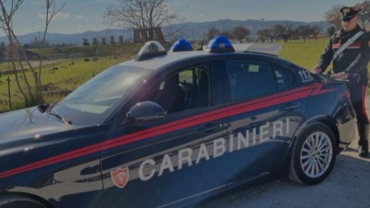 Shqiptari hyn ilegalisht në Itali dhe merr peng ish-gruan me 2 fëmijët