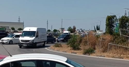 Kaos në autostradën Lushnje-Fier: Aksidenti mes tre automjeteve krijon trafik kilometrik