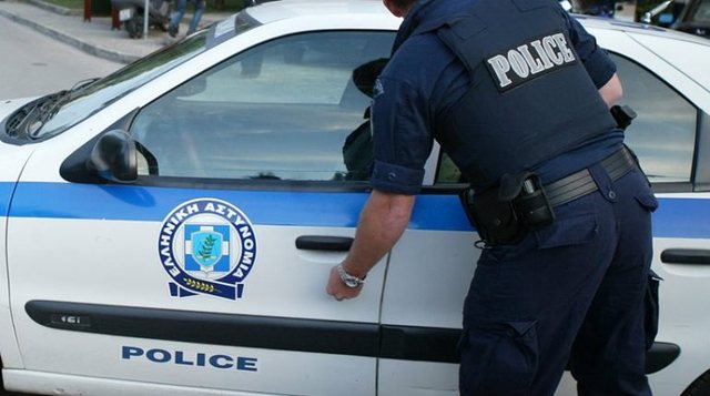 E goditi me dorezën e armës në kokë, shqiptari dh*non br*talisht ish-partneren në Greqi