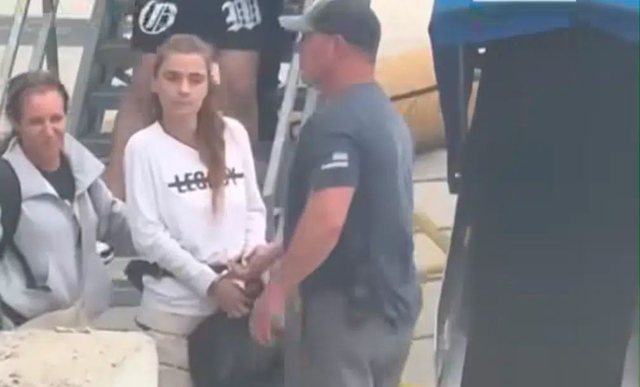 Nëna shqiptare tenton të shpëtojë nga burgu djalin 20-vjeçar arrestohet në aeroportin e Miamit