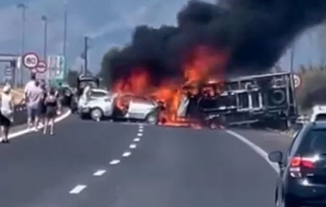 Del ekspertiza/ Tre shqiptarët në Greqi humbën jetën pasi makina shpërtheu në flakë! Trupat kishin ..