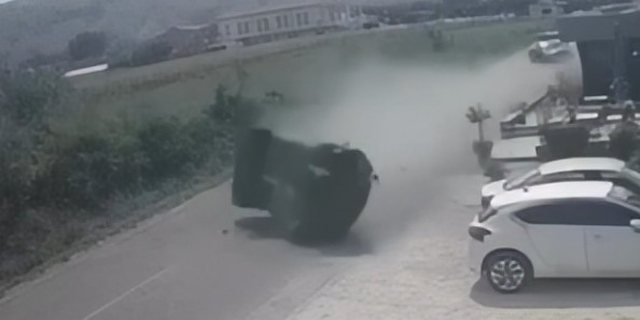 Aksident i fortë në vend, momenti kur makina ‘fluturon’ në ajër nga përplasja
