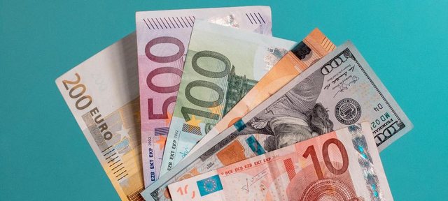 Çfarë po ndodh sot me monedhat e huaja? Ja me sa po blihen dhe shiten dollari dhe euro