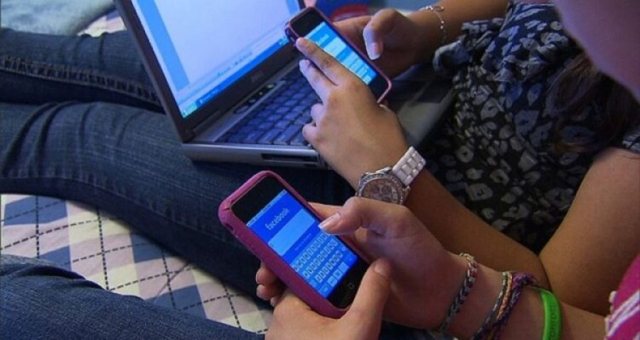 “Dr*ga dixhitale” po dëmton të rinjtë, specialistët: Vajzat adoleshente më të prekura