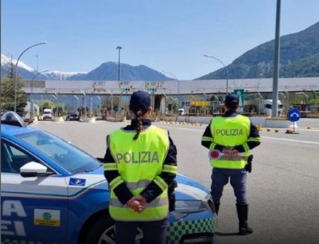 Babai harron pas dy vajzat e tij të mitura në një pikë pushimi në Itali