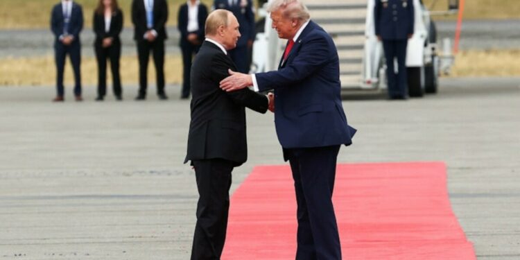 Çfarë mesazhi të ‘koduar’ dha gjuha e trupit mes Trump dhe Putinit gjatë takimit të parë?