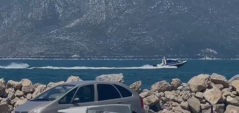 Dyshohet se ka rënë nga trageti i linjës Greqi-Itali, vijojnë patrullimet në det nga autoritetet shqiptare për të gjetur pasagjerin