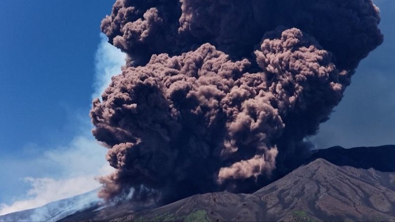 Shpërthen Etna! Llavë vullkanike në 3,000 metra lartësi, alarm për fluturimet