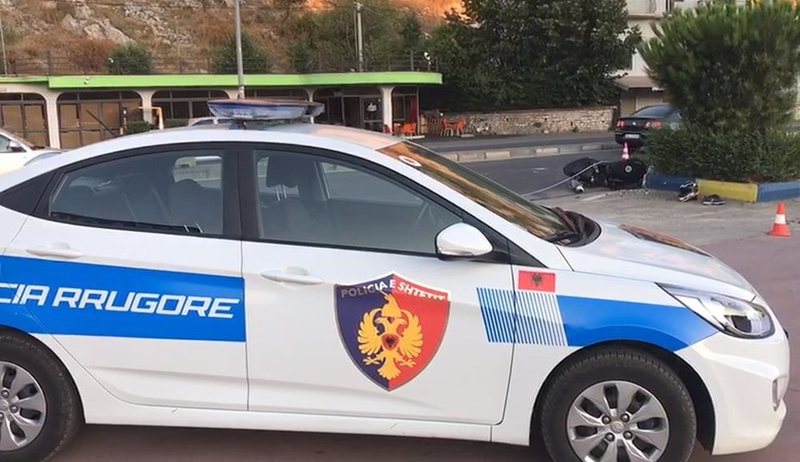 Makina del nga rruga, plagosen tre anëtarë të një familje