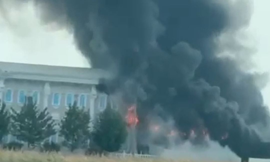 Përfshihet nga flakët lokali në Lezhë-Milot, në rrezik dhe banesat pranë