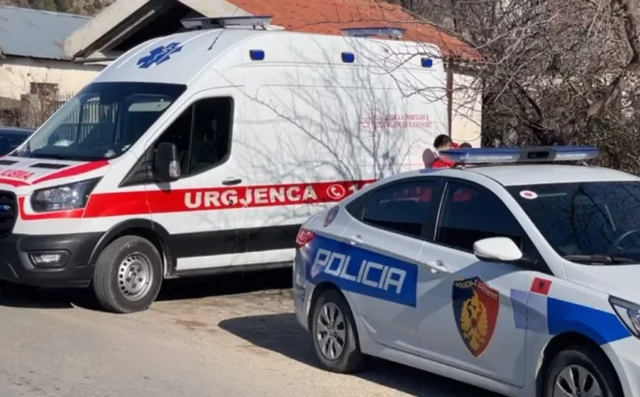 E rëndë, i moshuari gjendet i pajetë në banesë
