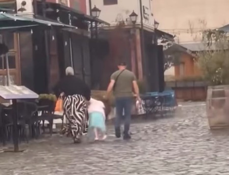 Babai turk dhe nëna shqiptare tërhoqën zvarrë për flokësh të bijën, e pësojnë dy prindërit: Kërkonte t’i blinim lodra (Video)