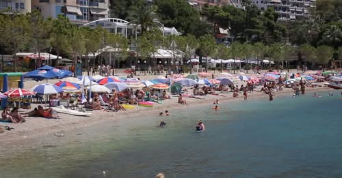 “Turistët shpenzojnë më pak”! Ankesat e operatorëve turistikë në Sarandë, të zhgënjyer nga përfitimet në sezonin turistik