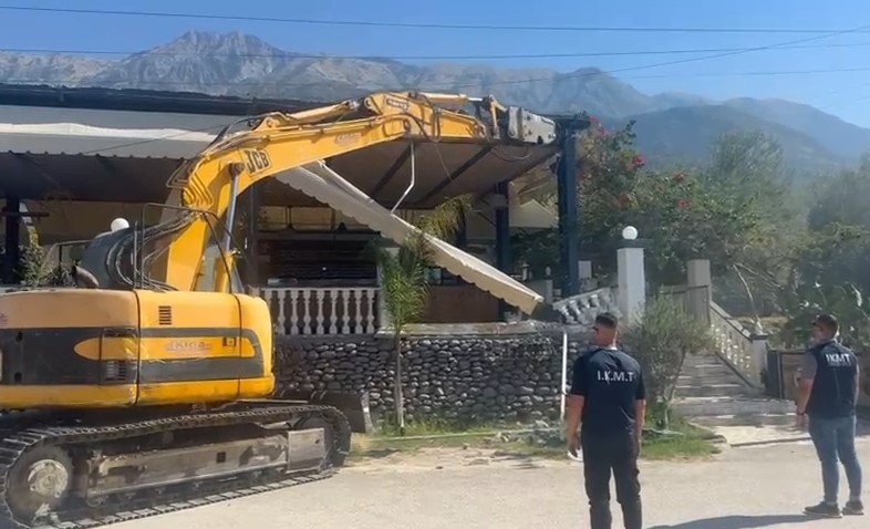 IKMT aksion në Dhërmi, shembet objekti pa leje