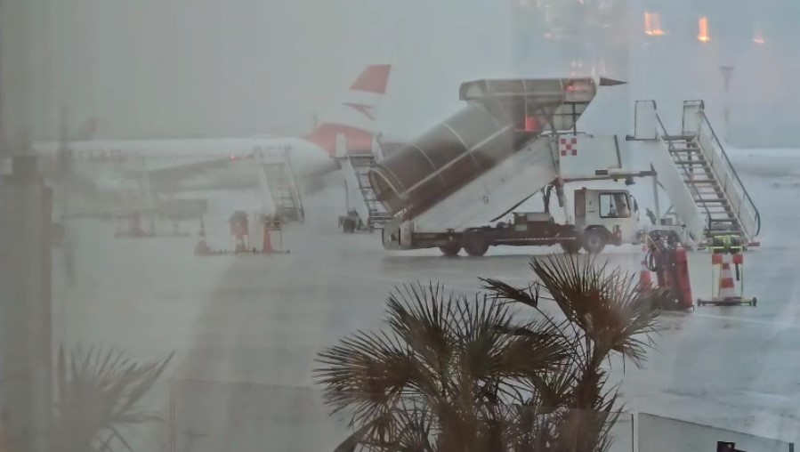 Stuhia ndërpret përkohësisht fluturimet në aeroportin e Rinasit
